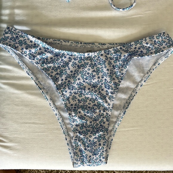 Size small, Blue and white floral print bikini (top & bottom) NEVER WORN - Picture 3 of 7